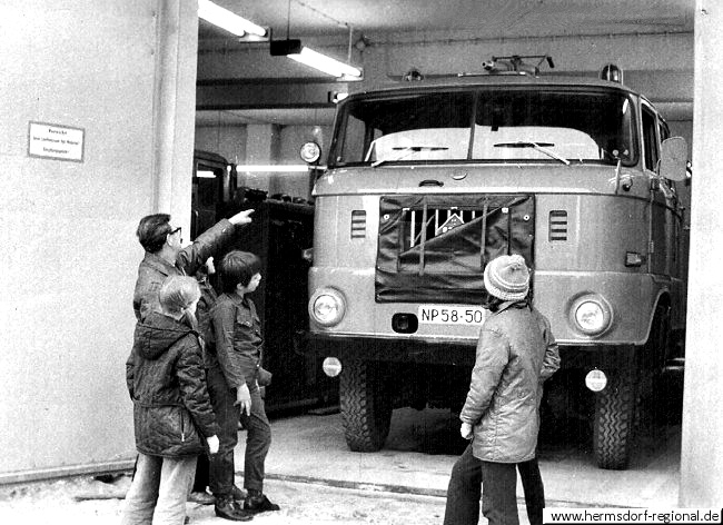 Arbeitsgemeinschaft "Junge Brandschutzhelfer" Foto: 1974 besuch in der FFW